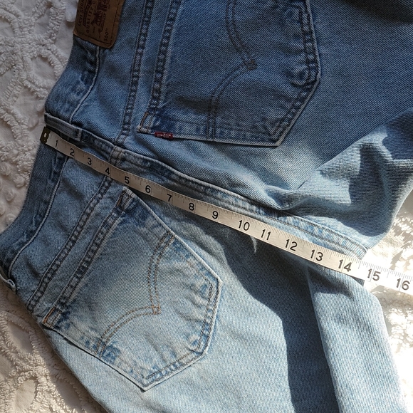 Vintage 550 Light Wash Levi Jeans - Picture 9 of 10